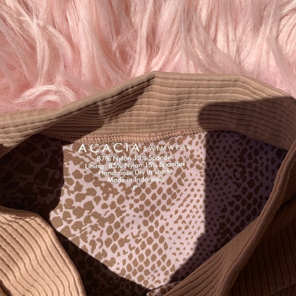 ❌SOLD❌ Ribbed Acacia Top - Picture 2 of 2